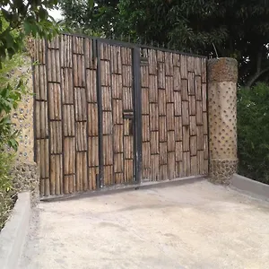 https://plastic-bottles-house.about-kampalahotels.com