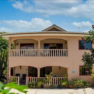  Апартаменты Chez Benoit Self Catering